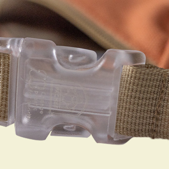 Transparent buckle for bum bag waist strap, offering a stylish and durable design for secure and comfortable wear.