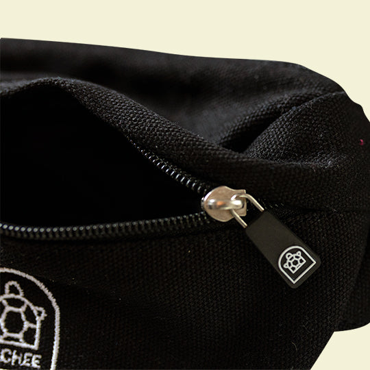 Close-up of a stylish black bum bag showcasing its high-quality zipper, designed for durability and smooth operation.