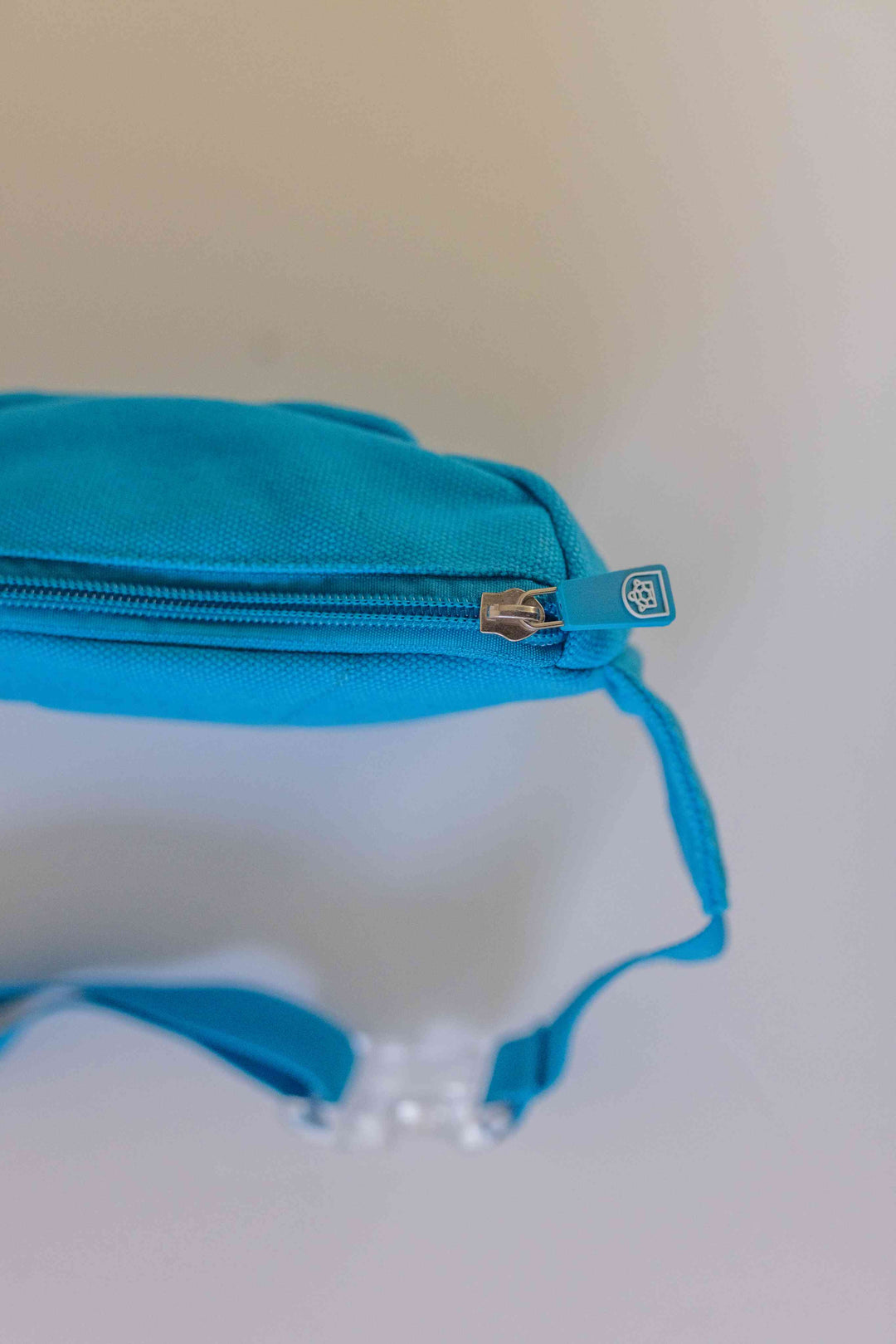 High-quality bum bag with a smooth zipper, showcasing its stylish design and durable fabric.
