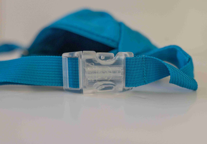 A blue bum bag featuring a transparent buckle, highlighting its stylish and functional design for everyday use.
